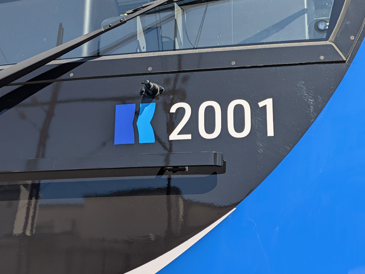 yenma's tweet photo. というわけで本日の取材は、ことでんの新型車両「2000型」のメディア向け撮影会でした。

ことでん66年ぶりの新造車両ということで、ピカピカ！

のちほど記事にします。 https://t.co/PGeDA4yrPy