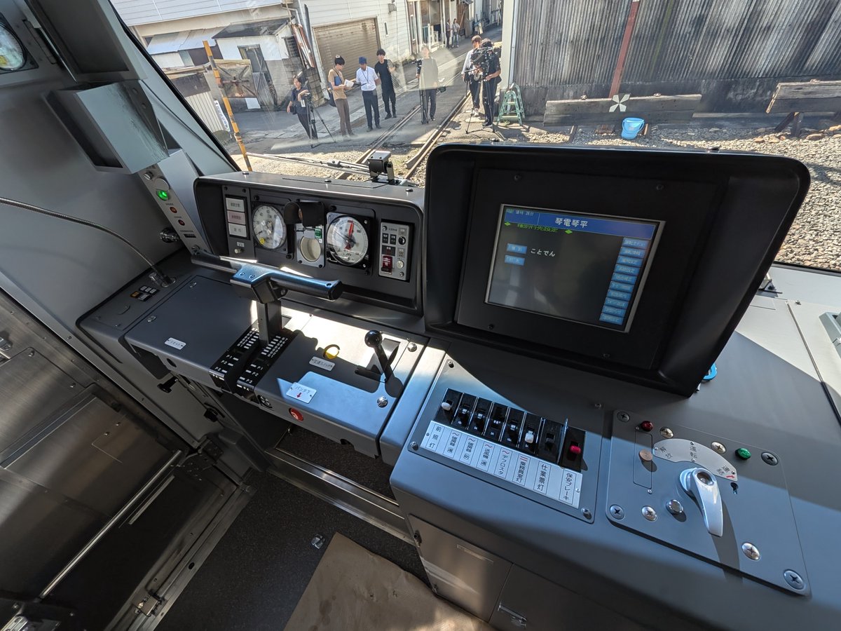 yenma's tweet photo. というわけで本日の取材は、ことでんの新型車両「2000型」のメディア向け撮影会でした。

ことでん66年ぶりの新造車両ということで、ピカピカ！

のちほど記事にします。 https://t.co/PGeDA4yrPy