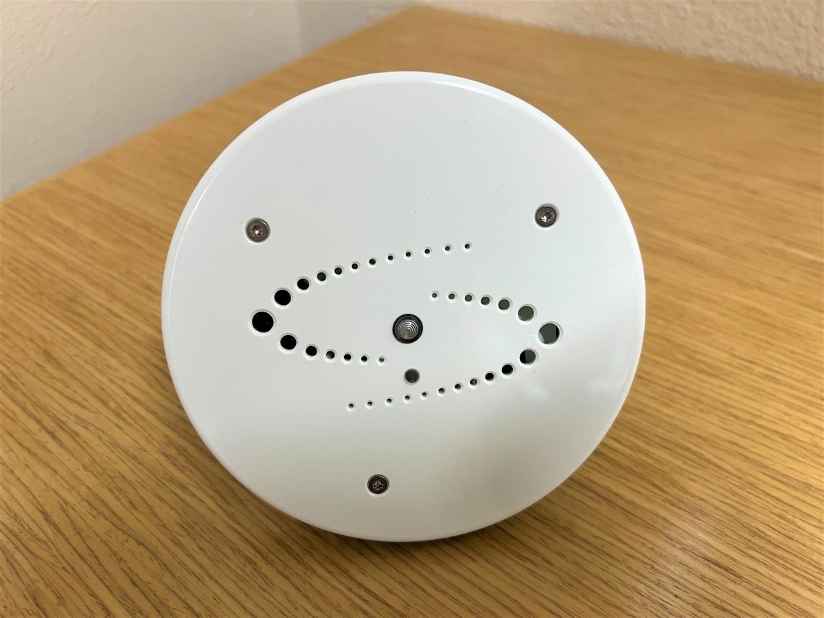 MargBarAmerica's tweet photo. Some higher end hotels are installing vape detectors and they’re apparently effective. There’s a few different brand designs but they’re distinguishable from regular smoke detectors. It might take a while longer for them to be appear in 3-4 star hotels though. https://t.co/L87PPnxnPc