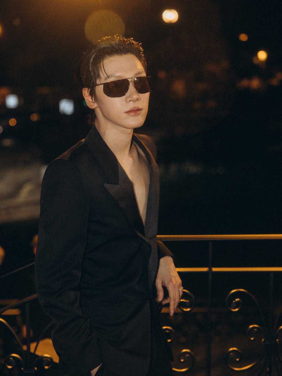 TENzenter's tweet photo. ขออนุญาตเสียอาการกับ TEN สักหนึ่งวันค่ะ 😭🖤 (เสียอาการตลอด)
ลุค Saint Laurent วันนี้คือหล่อ เท่ และมีเสน่ห์มากกกก

ใครยังไม่ได้เห็น รีบไปมุงค่ะ!
ใครเห็นแล้ว มาช่วยกันส่งต่อความหล่อนี้ให้โลกเห็นอีกที 🔥

TEN AT SAINT LAURENT SUMMER27  #TENforYSLPFW27 #Saintlaurentxten https://t.co/JqhpAHyAjy