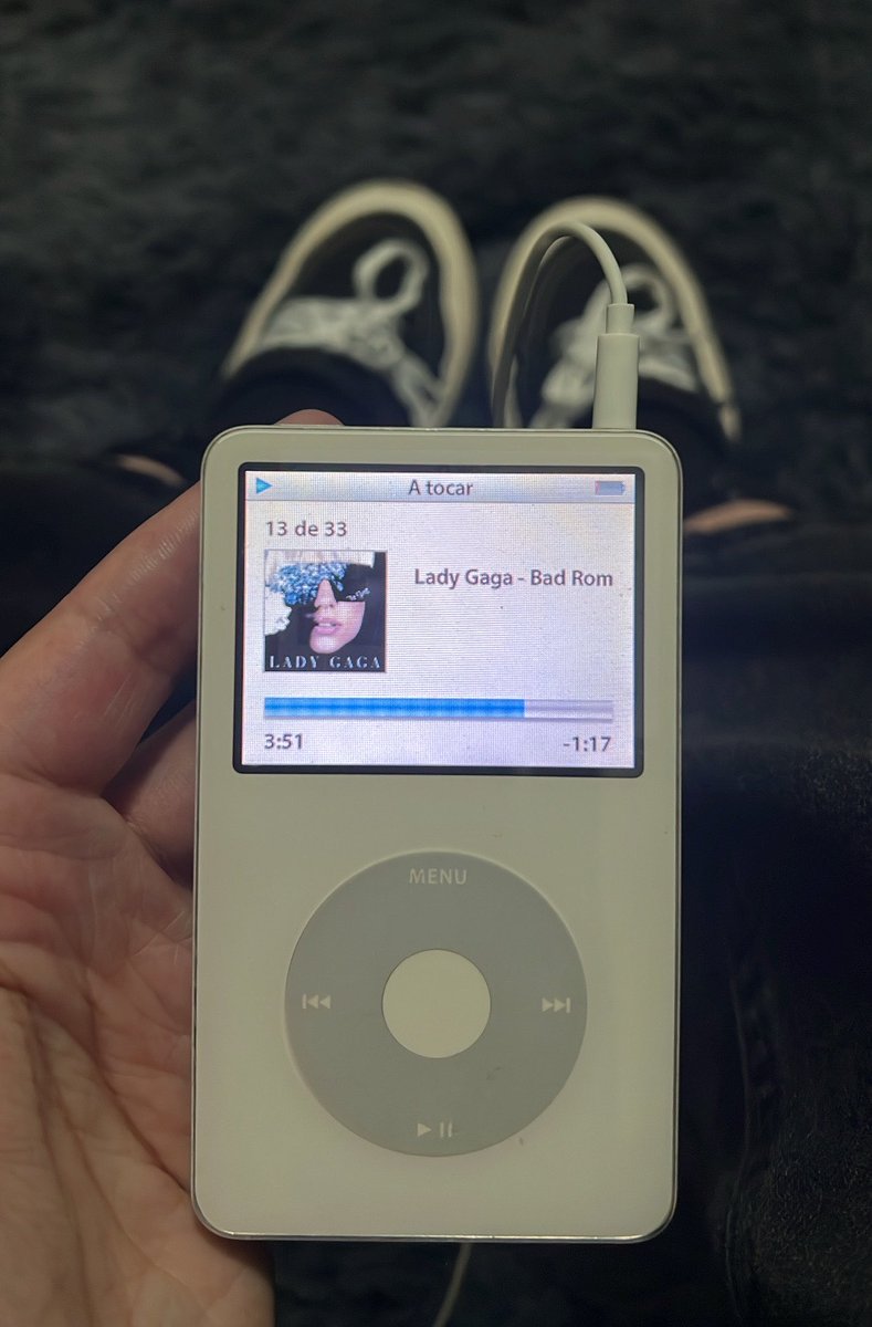lanaoptimism's tweet photo. entro
mostro o maior portátil físico musical 
arraso com meu iPod
saio https://t.co/d2LurrcDBf