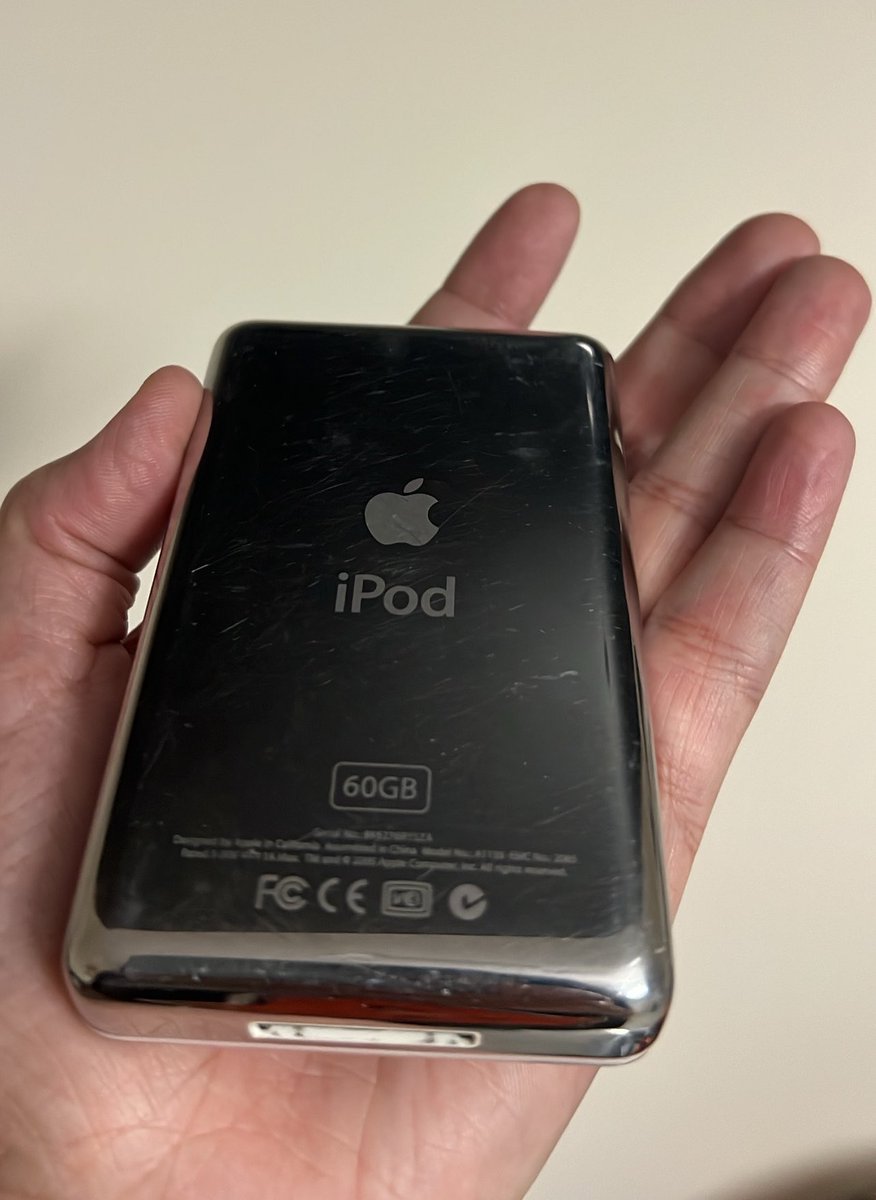 lanaoptimism's tweet photo. entro
mostro o maior portátil físico musical 
arraso com meu iPod
saio https://t.co/d2LurrcDBf