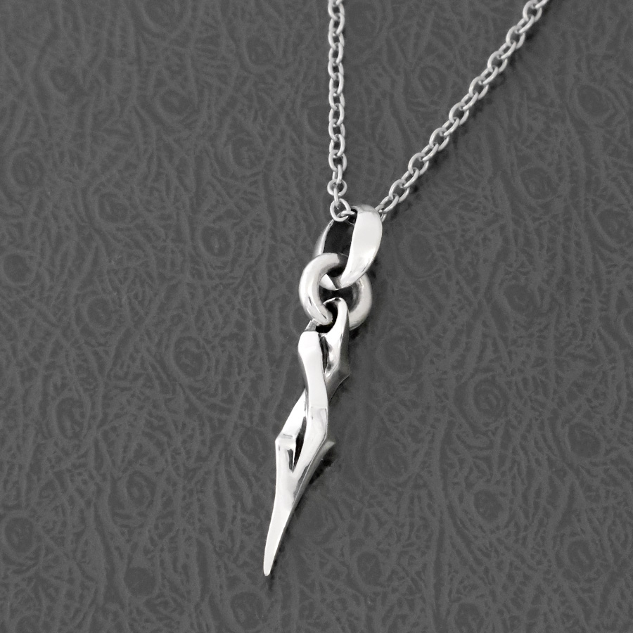 SILVER_GEEKS's tweet photo. 定番ネックレス復活！
茨をイメージした抽象的なシルエット。

GLAM SCALE（グラムスケイル）
「EN-002R」をアップ！
https://t.co/ijj2FumQgt

銀の高騰を考慮し原型を軽量化等の修正を施したリマスターモデル。
旧 EN-002は生産終了となりました。 https://t.co/hyHDJVVJy9