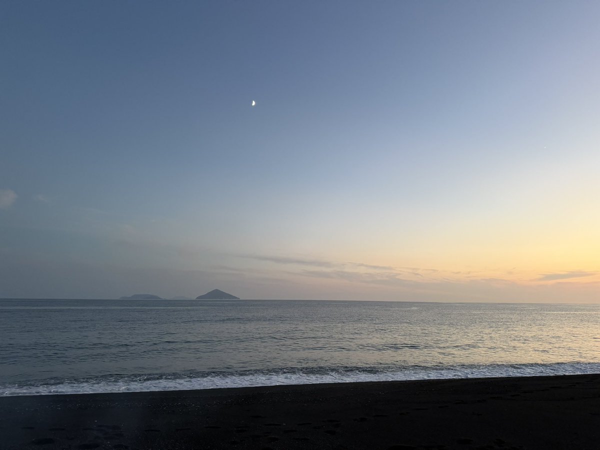 macoto20580065's tweet photo. 大谷誠　初写真集のタイトルが決定しました！

Yorugao

というタイトルになります！

夜顔(ヨルガオ)は大谷の誕生日である9月5日の誕生花になります。
花言葉は、夜の思い出　妖艶
今回の撮影では夕暮れシーンが何度かあったのですが、そこでの時間の流れ方、音、匂い、風、全てに思いが溢れた瞬間が何度もありました。
とても印象的でした。
そして35歳という節目の年。
夜顔は日暮れから夜にかけて咲く花です。
35歳という年齢から綺麗に咲くことを願ってこのタイトルを選びました。

是非皆さん楽しみにしていて下さい！