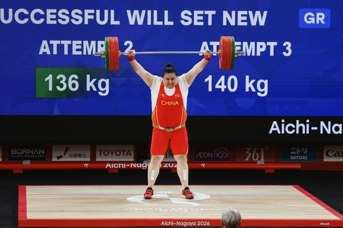 PDChinaSports's tweet photo. China's weightlifter Li Wenwen overcame a 7-kg deficit after the snatch to take gold in the women's +86kg division at the 2026 Asian Games on Tuesday. Li snatched 140kg before lifting 170kg in the clean and jerk for a winning total of 310kg, setting Asian Games records in snatch and total.