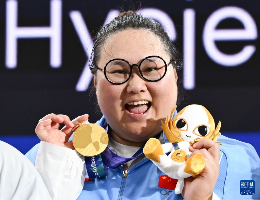 PDChinaSports's tweet photo. China's weightlifter Li Wenwen overcame a 7-kg deficit after the snatch to take gold in the women's +86kg division at the 2026 Asian Games on Tuesday. Li snatched 140kg before lifting 170kg in the clean and jerk for a winning total of 310kg, setting Asian Games records in snatch and total.