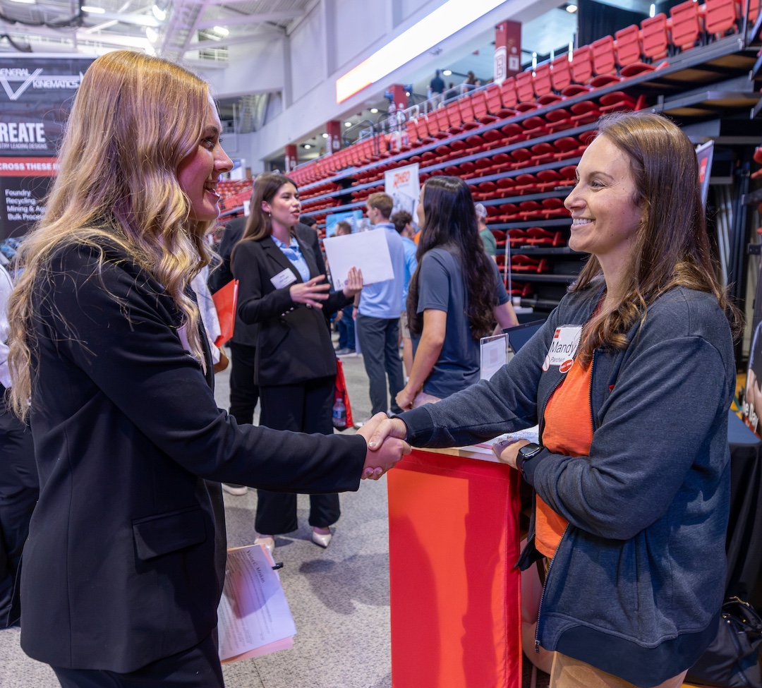 bradleyu's tweet photo. Making connections and exploring what’s next 💬⏭️💼
Braves took the first steps towards their future at the Fall Job &amp; Internship Fair!

#BradleyUniversity #JobFair #CollegeCareers #Internship https://t.co/NaXNe6K4dp