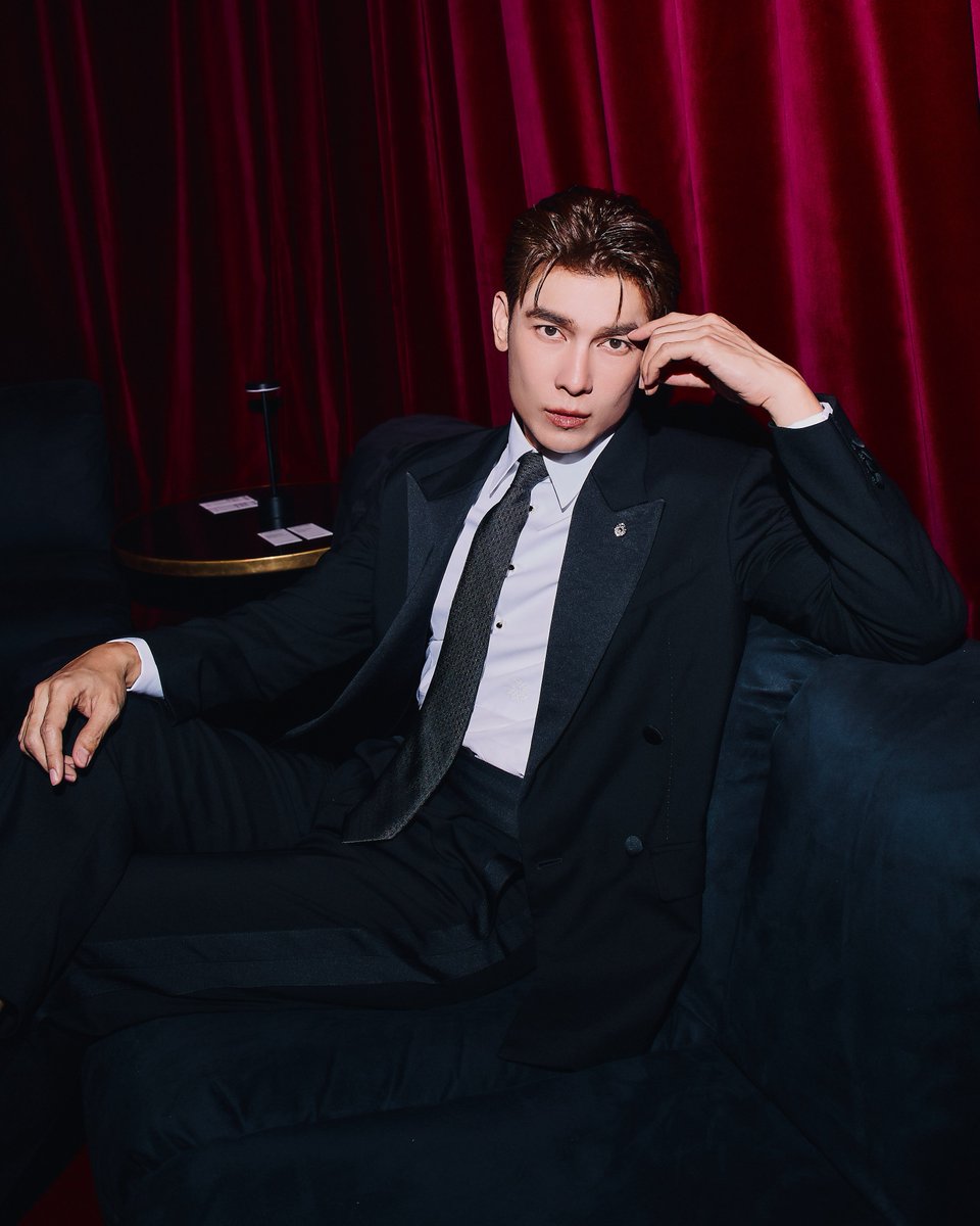 Ting_ThinkThing's tweet photo. มิว ศุภศิษฏ์ #MewSuppasit Ambassador of H&M Thailand อวดลุคเท่โดดเด่นเรียบหรู ร่วมอีเวนต์พิเศษ ELIE SAAB H&M ณ Palais Brongniart อาคารประวัติศาสตร์ใจกลางกรุงปารีส

MEW X ELIE SAAB HM

#ELIESAABxHMwithMew #HMThailandxMEW #HMThailand 

ELIE SAAB H&M คือคอลเลกชั่นที่นำความหรูหราและความประณีตอันเป็นเอกลักษณ์ของ ELIE SAAB มาผสมผสานกับแฟชั่นที่เข้าถึงง่ายในแบบ H&M ได้อย่างลงตัว โดยยังคงเสน่ห์ของงานออกแบบระดับโอต์กูตูร์ ที่ขึ้นชื่อเรื่องความสง่างามและความพิถีพิถันในทุกรายละเอียด ครอบคลุมทั้งเสื้อผ้าผู้หญิง เสื้อผ้าผู้ชาย และเครื่องประดับต่าง ๆ ไฮไลต์ของคอลเลกชันอยู่ที่ชุดราตรีสุดหรู งานลูกไม้ การตกแต่งด้วยเลื่อมไล่โทนสี และลายมอโนแกรมอันเป็นเอกลักษณ์ของแบรนด์ อีกหนึ่งโมเมนต์พิเศษกับการเผยโฉมชุดเจ้าสาวพร้อมผ้าคลุมหน้าเป็นครั้งแรก ซึ่งสะท้อนเสน่ห์ความหรูหราและโรแมนติกในแบบ ELIE SAAB ได้อย่างชัดเจน