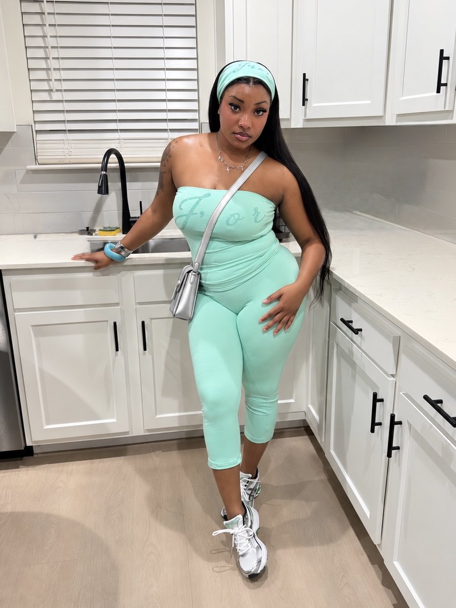 asiaamayy's tweet photo. 💋 https://t.co/xw5XvA5xGU