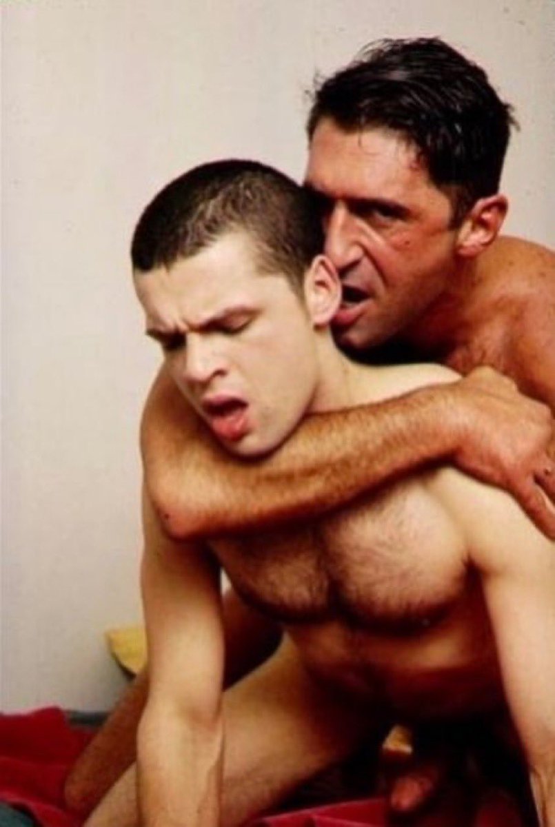 gaycests's tweet photo. un abrazo de papá https://t.co/VzvNQgN7Jl