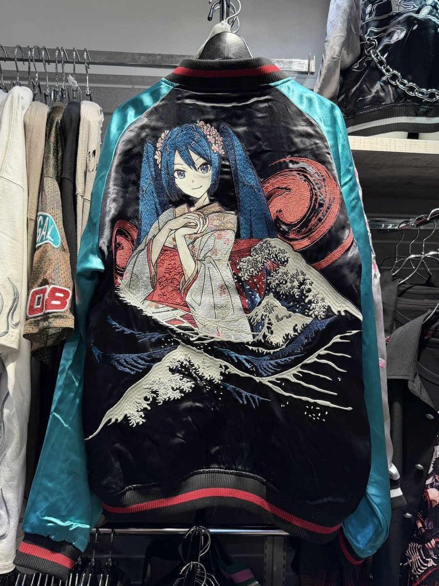 MAGNET109's tweet photo. DANS TOKYOで初音ミクのスカジャンを発見🔎
和風の刺繍でポイントのアイテムです🗻🌸 https://t.co/0yRG3ZGilW
