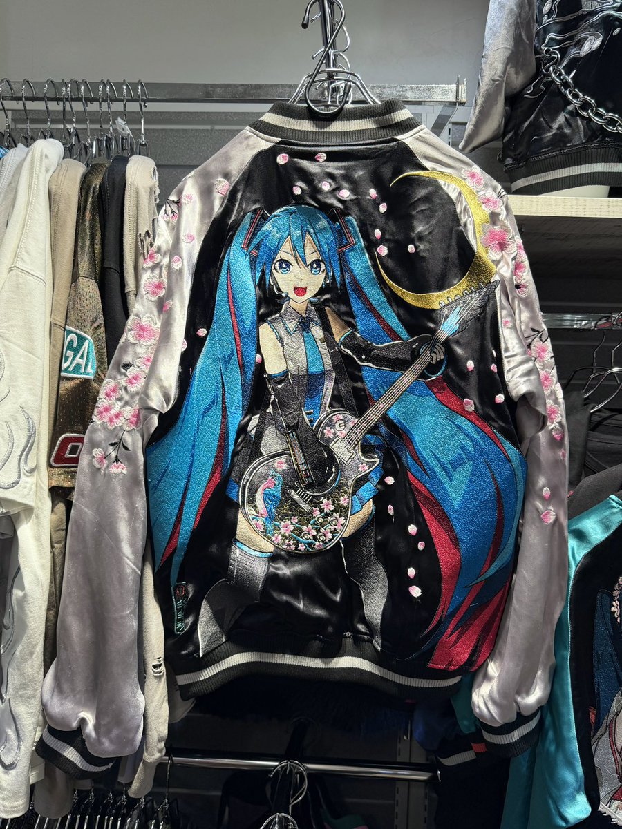 MAGNET109's tweet photo. DANS TOKYOで初音ミクのスカジャンを発見🔎
和風の刺繍でポイントのアイテムです🗻🌸 https://t.co/0yRG3ZGilW