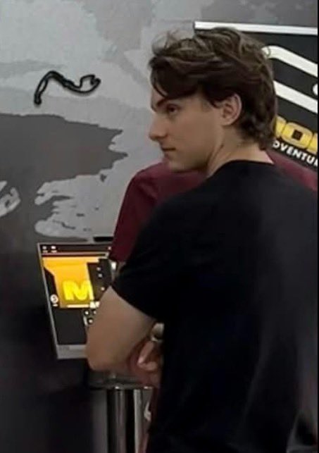 eingineers's tweet photo. the quality is fighting for its life but he still looks so pretty https://t.co/mVkHf0eNFJ
