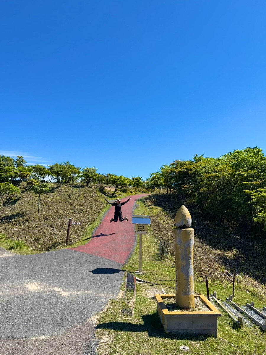 ShivakumarUdya1's tweet photo. 登った分だけ、見える景色はちゃんと変わる。⛰️☀️
人生も同じ、少しずつでも前に進めばいい。#登山 #絶景 #自分時間 https://t.co/CJEOkqS1dH