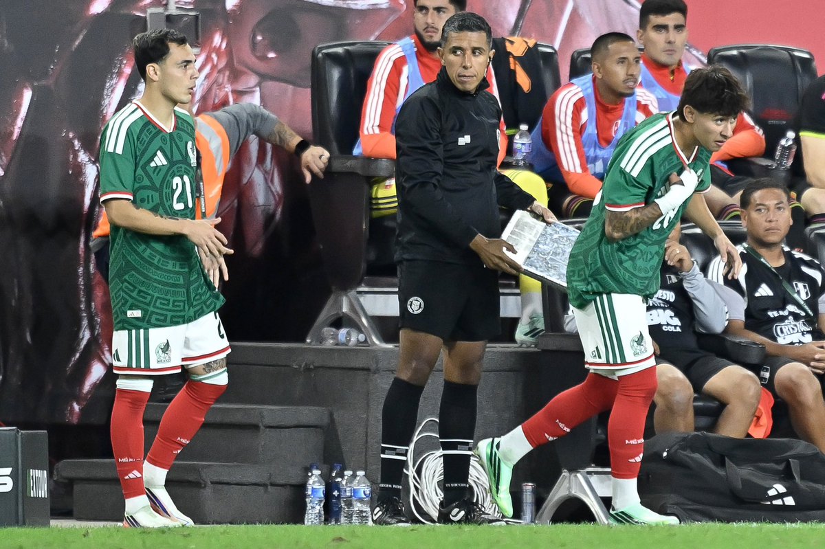 Chivas's tweet photo. 😍 ¡DE LA #CANTERAROJIBLANCA PARA @miseleccionmx! 🇲🇽
 
🐐 Hugo Camberos y Santiago Sandoval debutaron con la Selección Mayor de México 👏🏼

¡Que sea el primero de muchos! 🔥 https://t.co/jYDfcZbYaQ