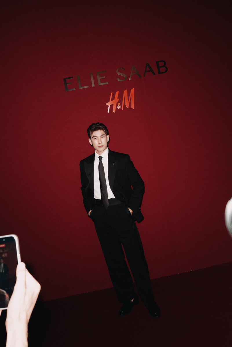 Ting_ThinkThing's tweet photo. มิว ศุภศิษฏ์ #MewSuppasit Ambassador of H&M Thailand อวดลุคเท่โดดเด่นเรียบหรู ร่วมอีเวนต์พิเศษ ELIE SAAB H&M ณ Palais Brongniart อาคารประวัติศาสตร์ใจกลางกรุงปารีส

MEW X ELIE SAAB HM

#ELIESAABxHMwithMew #HMThailandxMEW #HMThailand 

ELIE SAAB H&M คือคอลเลกชั่นที่นำความหรูหราและความประณีตอันเป็นเอกลักษณ์ของ ELIE SAAB มาผสมผสานกับแฟชั่นที่เข้าถึงง่ายในแบบ H&M ได้อย่างลงตัว โดยยังคงเสน่ห์ของงานออกแบบระดับโอต์กูตูร์ ที่ขึ้นชื่อเรื่องความสง่างามและความพิถีพิถันในทุกรายละเอียด ครอบคลุมทั้งเสื้อผ้าผู้หญิง เสื้อผ้าผู้ชาย และเครื่องประดับต่าง ๆ ไฮไลต์ของคอลเลกชันอยู่ที่ชุดราตรีสุดหรู งานลูกไม้ การตกแต่งด้วยเลื่อมไล่โทนสี และลายมอโนแกรมอันเป็นเอกลักษณ์ของแบรนด์ อีกหนึ่งโมเมนต์พิเศษกับการเผยโฉมชุดเจ้าสาวพร้อมผ้าคลุมหน้าเป็นครั้งแรก ซึ่งสะท้อนเสน่ห์ความหรูหราและโรแมนติกในแบบ ELIE SAAB ได้อย่างชัดเจน