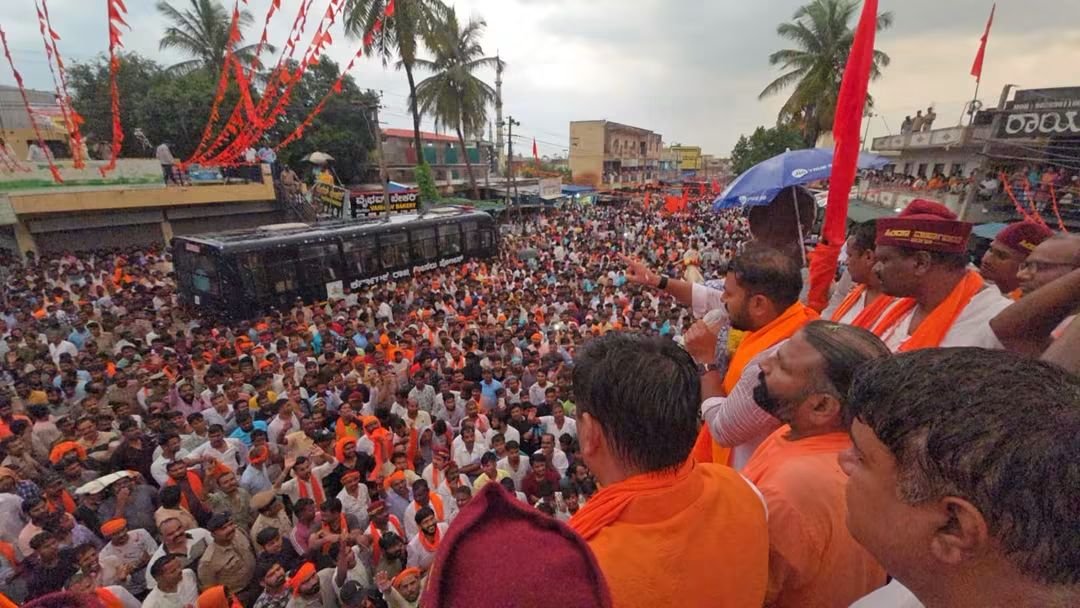 Mohan_HJS's tweet photo. Every year, 50 people celebrated Ganeshotsav in HuvinaHadagali, Vijayanagar.

When opponents objected to the procession passing through Islam Peta, 50,000 Hindus united, installed another Ganesha, and marched right through it. 

Thanks to the opponents for waking up the Hindus! https://t.co/KYW7CR28AZ