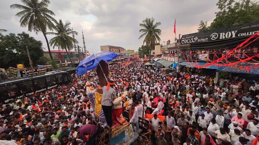 Mohan_HJS's tweet photo. Every year, 50 people celebrated Ganeshotsav in HuvinaHadagali, Vijayanagar.

When opponents objected to the procession passing through Islam Peta, 50,000 Hindus united, installed another Ganesha, and marched right through it. 

Thanks to the opponents for waking up the Hindus! https://t.co/KYW7CR28AZ