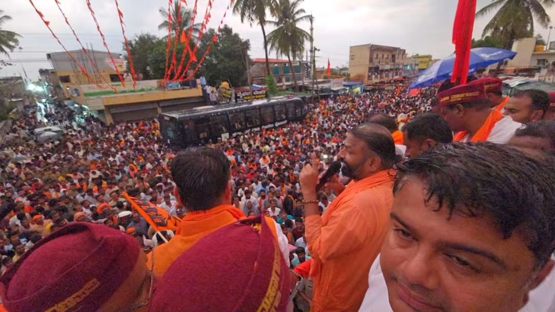 Mohan_HJS's tweet photo. Every year, 50 people celebrated Ganeshotsav in HuvinaHadagali, Vijayanagar.

When opponents objected to the procession passing through Islam Peta, 50,000 Hindus united, installed another Ganesha, and marched right through it. 

Thanks to the opponents for waking up the Hindus! https://t.co/KYW7CR28AZ
