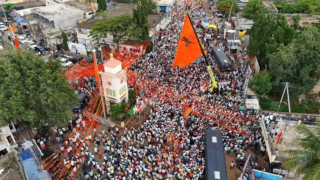 Mohan_HJS's tweet photo. Every year, 50 people celebrated Ganeshotsav in HuvinaHadagali, Vijayanagar.

When opponents objected to the procession passing through Islam Peta, 50,000 Hindus united, installed another Ganesha, and marched right through it. 

Thanks to the opponents for waking up the Hindus! https://t.co/KYW7CR28AZ