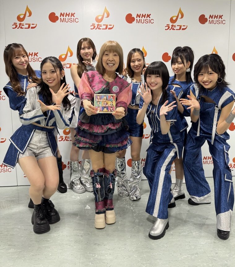 IRUKA_50th's tweet photo. 昨夜NHK総合「うたコン」♬
モーニング娘。'26
の皆さんがCDを持って楽屋までいらして下さった💿
本日発売だよ！頑張ってね♪
ワシがホール入りした時はもうリハーサルやってた👯‍♀️新メンバーは中学生「イルカさん衣装可愛いいですね〜」とか女子トークにも参加させて頂き嬉しかった🥰
皆、性格良き〜🫶 https://t.co/j3c3d53JN7