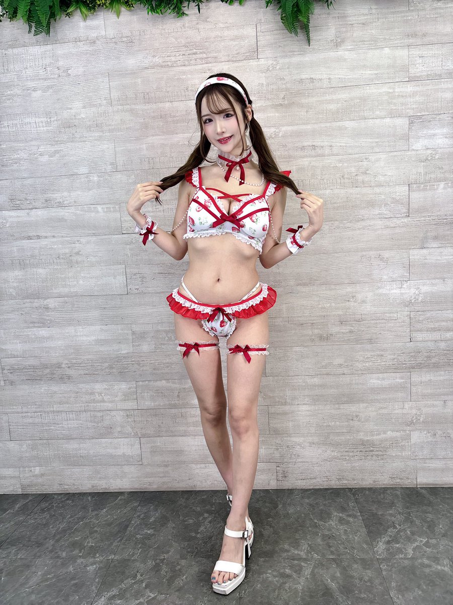 NagiHz21's tweet photo. 改めて昨日のイベントに来てくださった皆さん、ありがとうございました🍓

会いに来ていただけることって当たり前じゃなくて、すごく特別なことだなって思うからこそみんなと逢える1回1回を大切にしたいなという想いです💓

これからも葉月なぎさ、頑張ります！
みんな大好きだよ〜🍀

#葉月なぎさ https://t.co/PzENI9o2l7