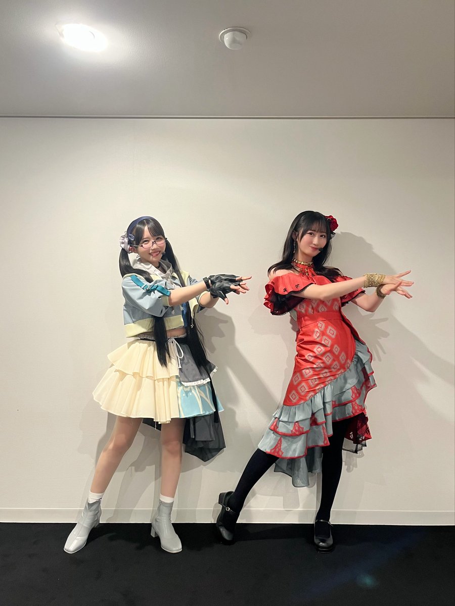 kisui_shio's tweet photo. この会場に来る度に我儘なままを思い出してしまいますっ。

あきちゃん！夏葉ちゃん！
『Damascus Cocktail』更にパワーアップして、ジュエルより光り輝いていた…！🎸👓
『Be-witched』うーーーーん最高…！！
Love you more!!!!!!!!

我儘なままから仲良くなれたあきちゃんっ。
あきちゃんという人間は…本当に素敵過ぎて大好き過ぎて…！今はアナタのファンになってしまってるよん…！←
会うたびに面白過ぎて一生笑ってます🥳天才だ。

私達にはこんな大切な思い出がある…！
だからこの先も、きっとどこまでもいける…！

そんな風に思わせてくれるんだ。

いつもありがとう〜！🪽

#シャニマスソロライブ我儘なまま
#シャニマスソロライブMSP