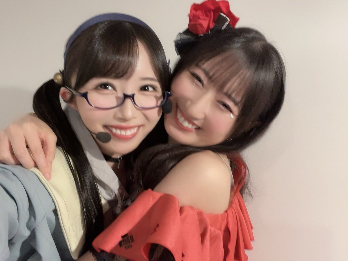 kisui_shio's tweet photo. この会場に来る度に我儘なままを思い出してしまいますっ。

あきちゃん！夏葉ちゃん！
『Damascus Cocktail』更にパワーアップして、ジュエルより光り輝いていた…！🎸👓
『Be-witched』うーーーーん最高…！！
Love you more!!!!!!!!

我儘なままから仲良くなれたあきちゃんっ。
あきちゃんという人間は…本当に素敵過ぎて大好き過ぎて…！今はアナタのファンになってしまってるよん…！←
会うたびに面白過ぎて一生笑ってます🥳天才だ。

私達にはこんな大切な思い出がある…！
だからこの先も、きっとどこまでもいける…！

そんな風に思わせてくれるんだ。

いつもありがとう〜！🪽

#シャニマスソロライブ我儘なまま
#シャニマスソロライブMSP