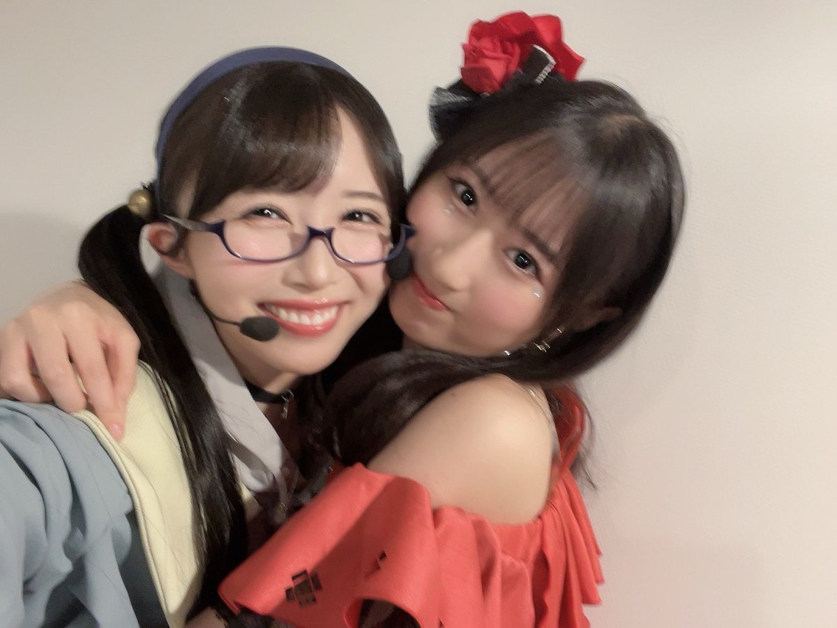 kisui_shio's tweet photo. この会場に来る度に我儘なままを思い出してしまいますっ。

あきちゃん！夏葉ちゃん！
『Damascus Cocktail』更にパワーアップして、ジュエルより光り輝いていた…！🎸👓
『Be-witched』うーーーーん最高…！！
Love you more!!!!!!!!

我儘なままから仲良くなれたあきちゃんっ。
あきちゃんという人間は…本当に素敵過ぎて大好き過ぎて…！今はアナタのファンになってしまってるよん…！←
会うたびに面白過ぎて一生笑ってます🥳天才だ。

私達にはこんな大切な思い出がある…！
だからこの先も、きっとどこまでもいける…！

そんな風に思わせてくれるんだ。

いつもありがとう〜！🪽

#シャニマスソロライブ我儘なまま
#シャニマスソロライブMSP