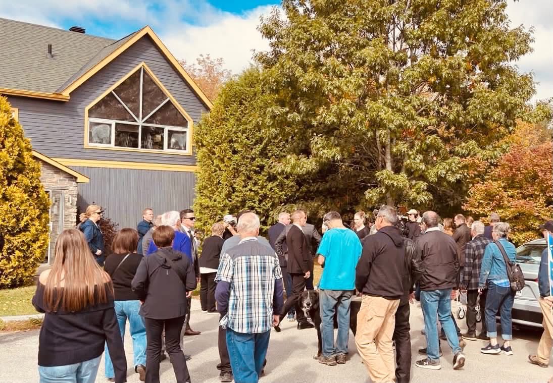 S_EFortin's tweet photo. Quelle journée!!! Paul St-Pierre Plamondon dans Papineau…

À Montebello, à Saint-André-Avellin, les gens arrivaient par vagues, sourires, anticipation…

« L’autobus arrive dans 5 minutes! »

Je me suis retourné, il y avait foule. Ça trépignait.

Winston est apparu en premier. Nos cinq candidats aux avant-postes pour accueillir le chef.

Et toute cette foule qui se masse autour de PSPP et de son équipe.

Affable de son temps, poignées de mains, discussions, selfies, et bonne humeur.

C’est le PSPP que j’ai connu en 2018; celui que j’ai accueilli chez moi, nos familles ensemble. Rien à voir avec le portrait ridicule qu’en font ses plus coriaces détracteurs.

J’ai accepté de m’impliquer à fond dans cette campagne beaucoup à cause de lui. Ça et la qualité de notre candidate.

Les troupes sont galvanisées, nous savons que la victoire est à notre portée. 

Et nous serons sur le terrain pour mener tout cela à bien.

Que le/la dernière laisse la porte ouverte. 

[Merci encore à la Fromagerie Montebello, au Bistro Montebello et à La Toquade pour leur accueil.]