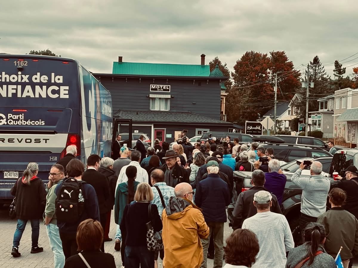 S_EFortin's tweet photo. Quelle journée!!! Paul St-Pierre Plamondon dans Papineau…

À Montebello, à Saint-André-Avellin, les gens arrivaient par vagues, sourires, anticipation…

« L’autobus arrive dans 5 minutes! »

Je me suis retourné, il y avait foule. Ça trépignait.

Winston est apparu en premier. Nos cinq candidats aux avant-postes pour accueillir le chef.

Et toute cette foule qui se masse autour de PSPP et de son équipe.

Affable de son temps, poignées de mains, discussions, selfies, et bonne humeur.

C’est le PSPP que j’ai connu en 2018; celui que j’ai accueilli chez moi, nos familles ensemble. Rien à voir avec le portrait ridicule qu’en font ses plus coriaces détracteurs.

J’ai accepté de m’impliquer à fond dans cette campagne beaucoup à cause de lui. Ça et la qualité de notre candidate.

Les troupes sont galvanisées, nous savons que la victoire est à notre portée. 

Et nous serons sur le terrain pour mener tout cela à bien.

Que le/la dernière laisse la porte ouverte. 

[Merci encore à la Fromagerie Montebello, au Bistro Montebello et à La Toquade pour leur accueil.]
