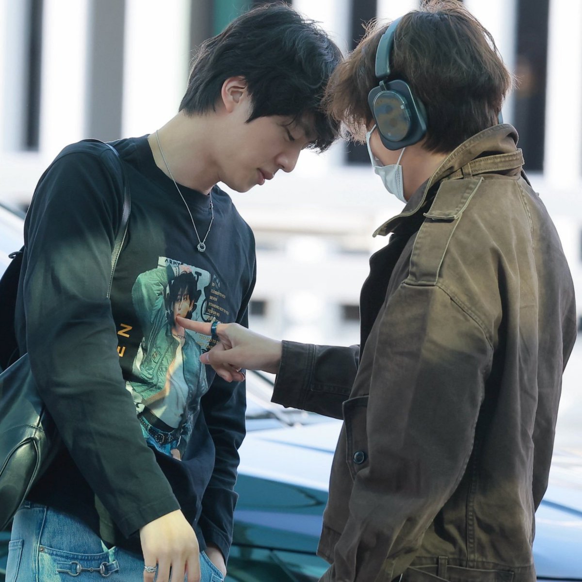 Supbnj's tweet photo. พี่จินใส่เสื้อหน้าพี่กุก น้องแทเดินมาจิ้ม 55665555555555555555555 พฤติกรรมแงว ๆ มาก มันยังไงลูก ทำไมทำอะไรก็น่ารักไปหมดเลยวะ https://t.co/ZlhHiZsjiZ