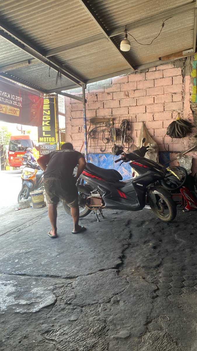 Hadezzzsss's tweet photo. Darder dor,kontol bet hidup,pertama laptop di siram airr,kedua motor di rusak temen,ngentod banget idup https://t.co/JcSC2bnm2l