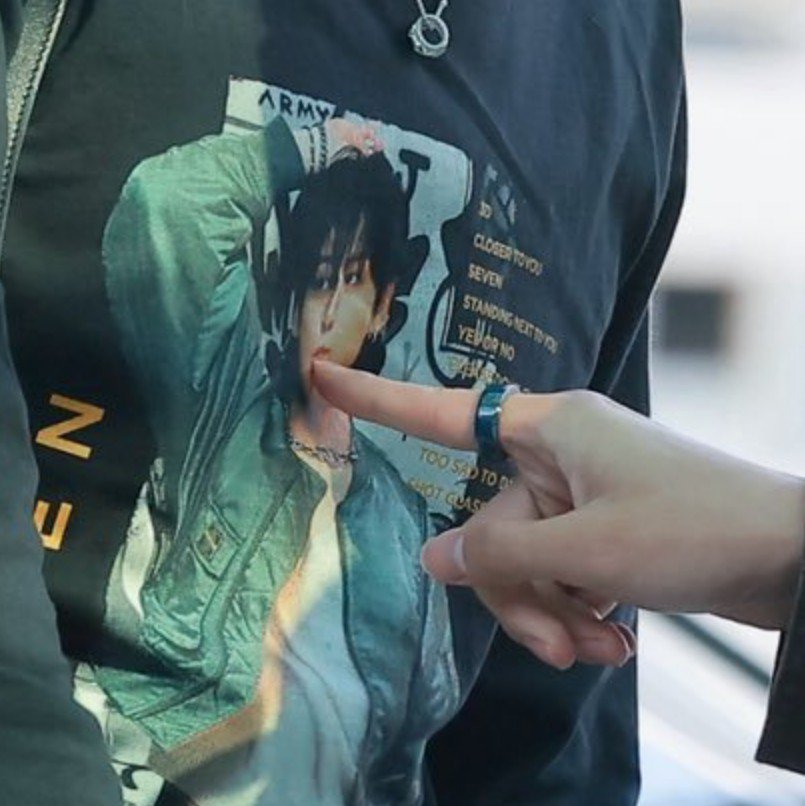 Supbnj's tweet photo. พี่จินใส่เสื้อหน้าพี่กุก น้องแทเดินมาจิ้ม 55665555555555555555555 พฤติกรรมแงว ๆ มาก มันยังไงลูก ทำไมทำอะไรก็น่ารักไปหมดเลยวะ https://t.co/ZlhHiZsjiZ