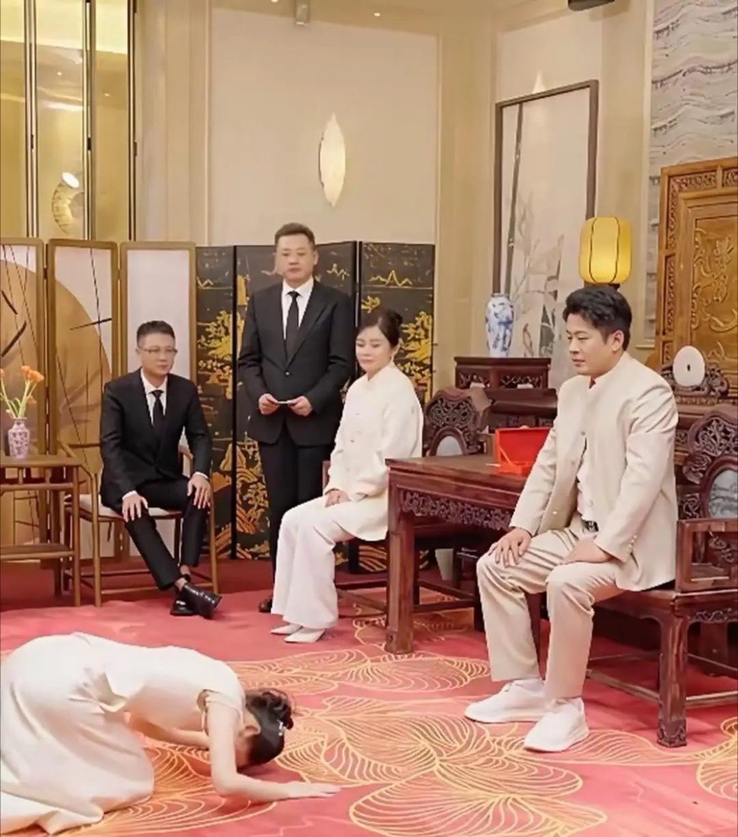 Shenxiao123971's tweet photo. 真牛啊，一个带货网红都开始收徒了，还是这种高调跪拜式收徒。 https://t.co/zqWDpP6pQx