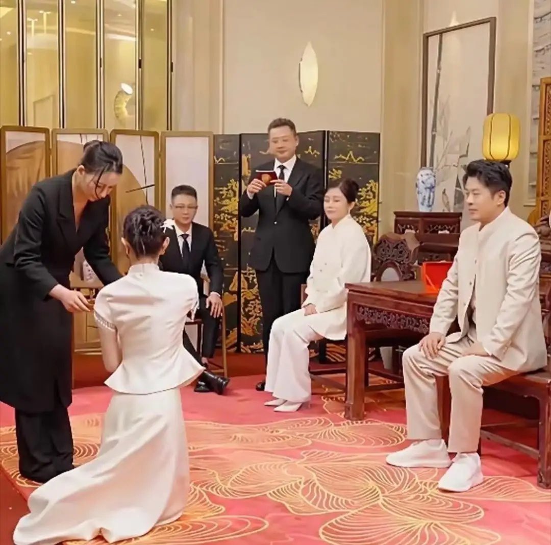 Shenxiao123971's tweet photo. 真牛啊，一个带货网红都开始收徒了，还是这种高调跪拜式收徒。 https://t.co/zqWDpP6pQx