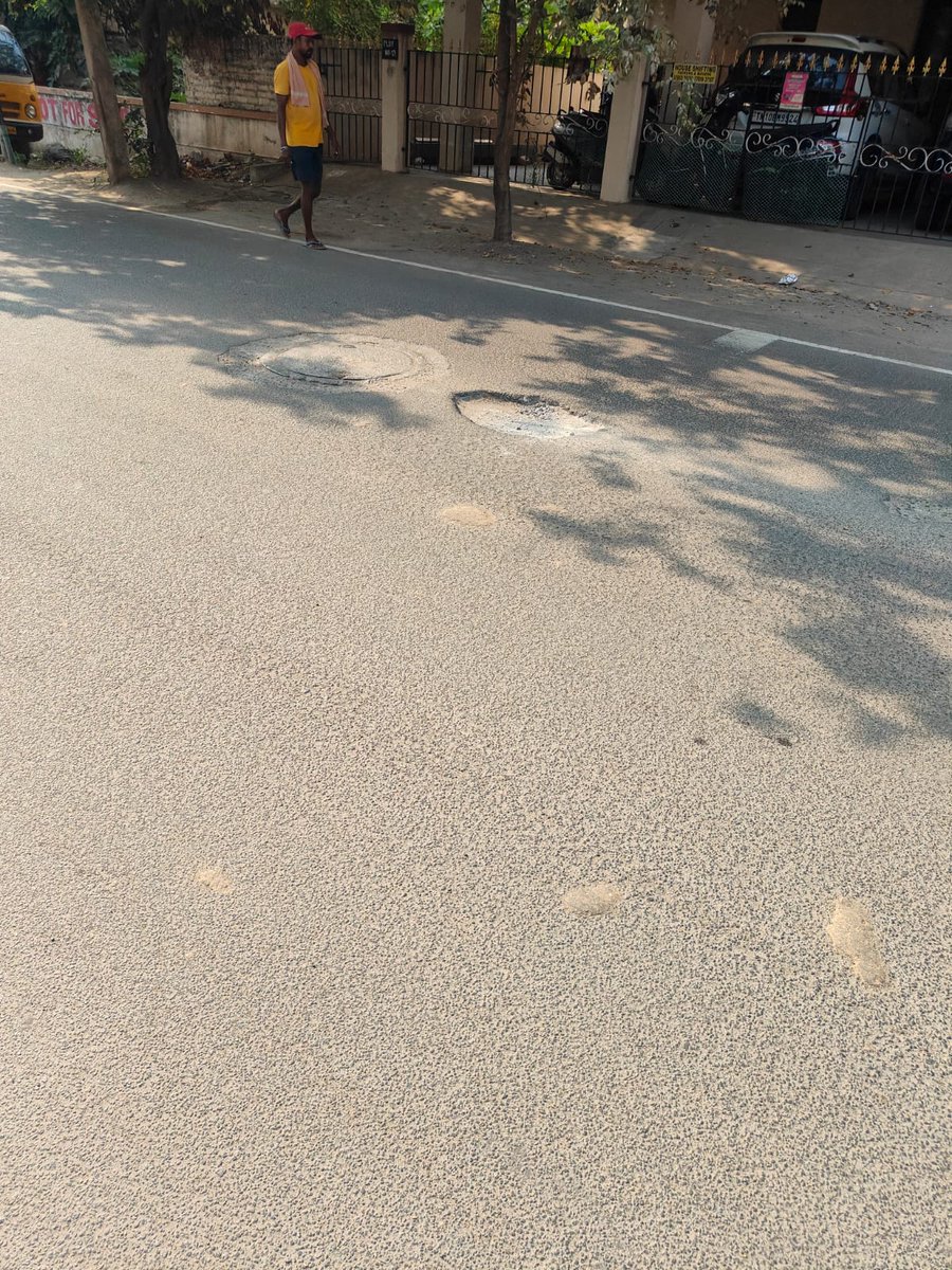 rajesh_me2910's tweet photo. @chennaicorp
Road damage due to Man hole/ Drainage hole.
#Chennaicorporation
#pothhole
#Insecureroads
#Poorroads
Location : Madhanagar Main road.
https://t.co/tyQA8YDf7p https://t.co/g8o6xAJgcL