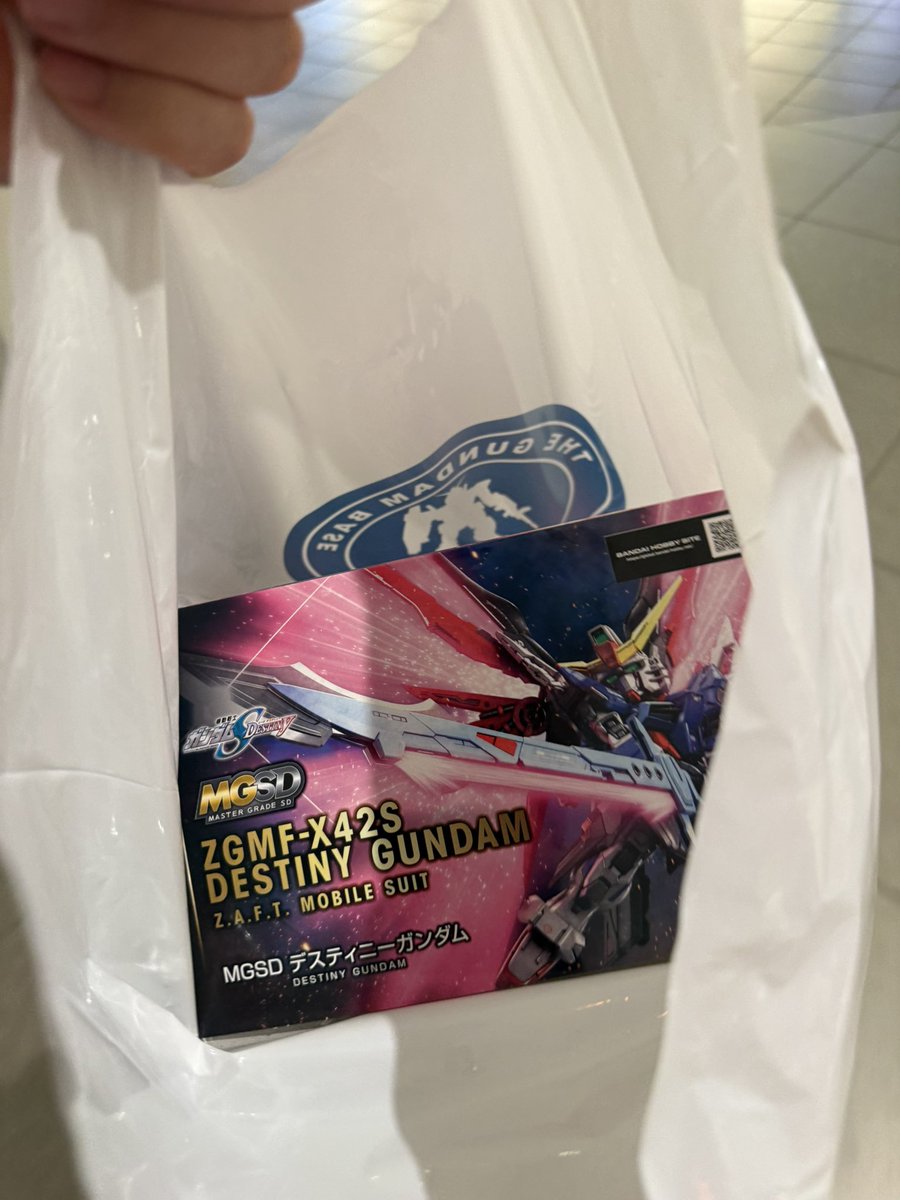 maru_ry65's tweet photo. 仕事の合間にわざわざ高速降りてガンダムベース。めちゃくちゃダンボール積んであるわ！
#ガンダムベース東京　#MGSDデスティニー https://t.co/LzBr4o0Ll5