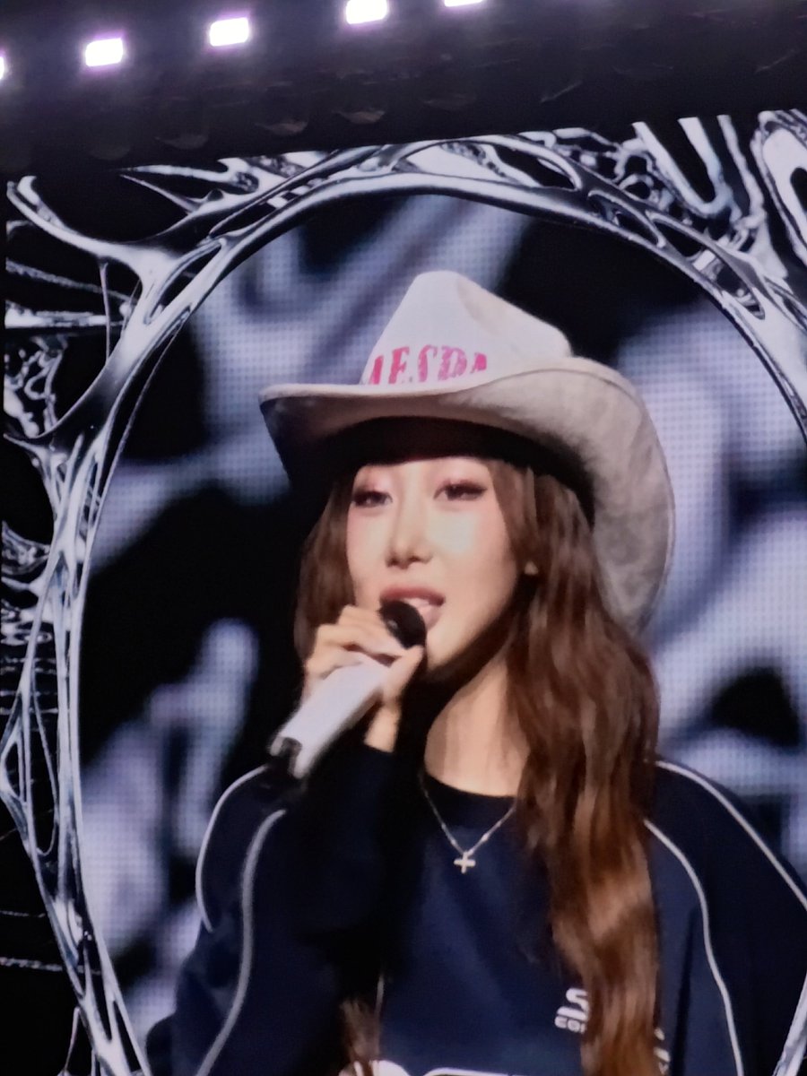 roppijamz's tweet photo. GISELLE IN A COWBOY HAT OMG https://t.co/WmTT6JrjHw