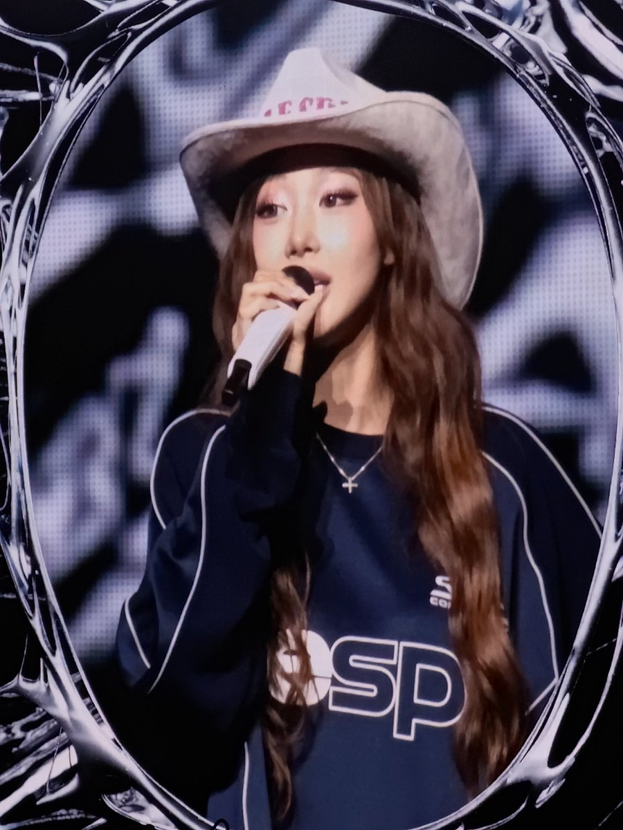 roppijamz's tweet photo. GISELLE IN A COWBOY HAT OMG https://t.co/WmTT6JrjHw