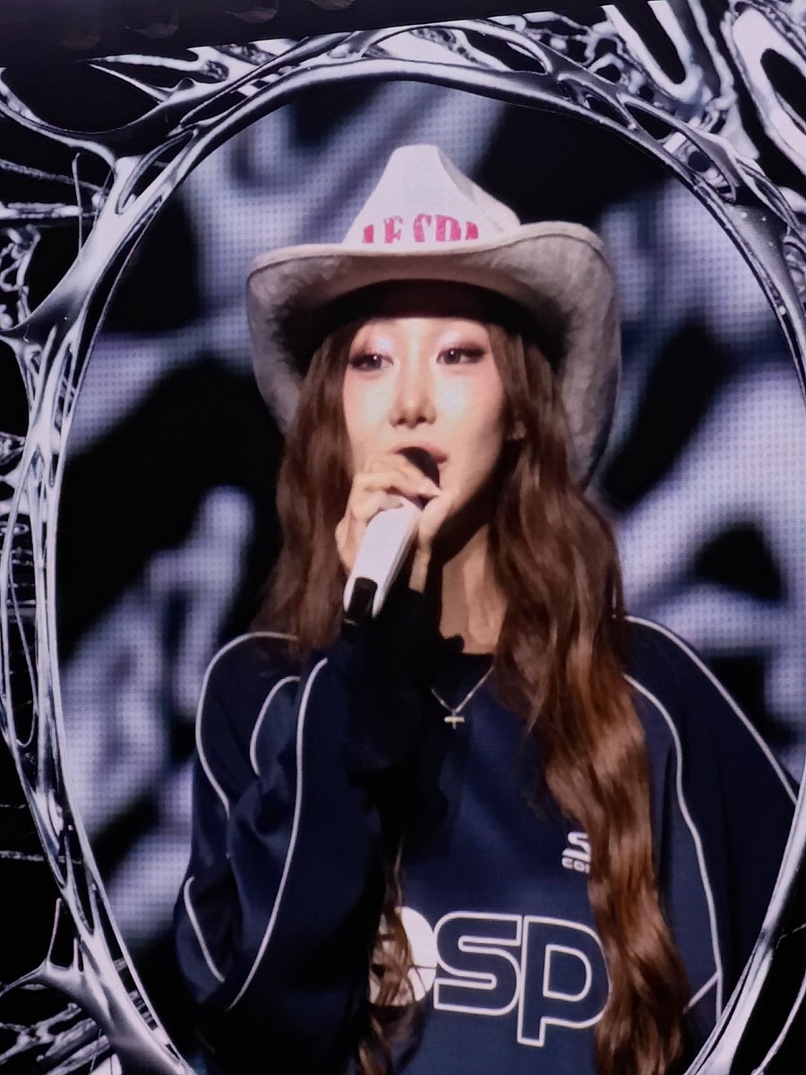 roppijamz's tweet photo. GISELLE IN A COWBOY HAT OMG https://t.co/WmTT6JrjHw