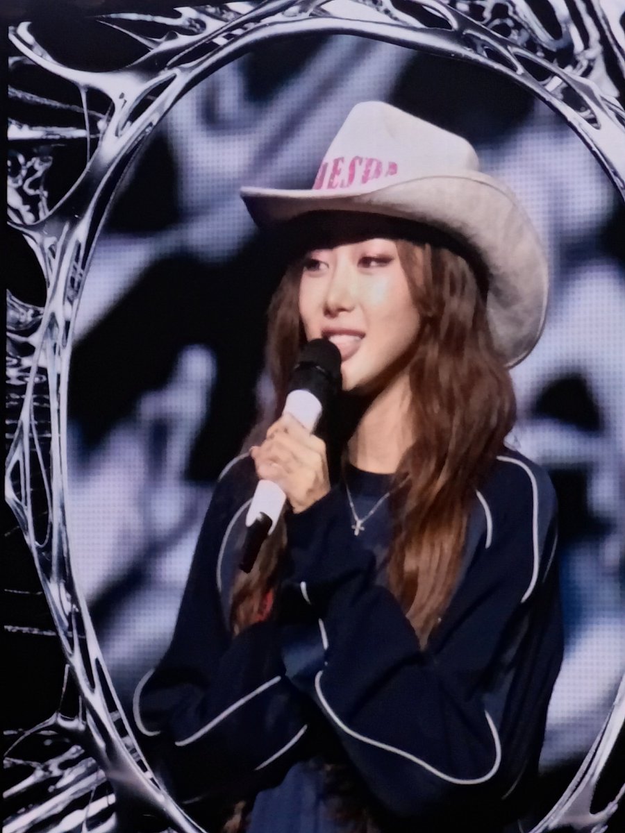 roppijamz's tweet photo. GISELLE IN A COWBOY HAT OMG https://t.co/WmTT6JrjHw