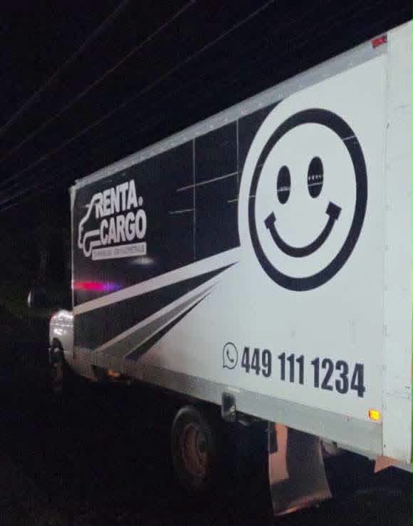 pnortemx's tweet photo. GABINETE DE SEGURIDAD CONFIRMA DECOMISO DE 823 KILOS DE MARIHUANA EN CARRETERA SALTILLO–ZACATECAS

Saltillo, Coahuila.– El Gabinete de Seguridad del Gobierno de México confirmó el miércoles 23 de septiembre el aseguramiento de 823 kilogramos de marihuana, realizado un día antes, el martes 22 de septiembre, sobre la carretera federal 54 Saltillo–Zacatecas.

Durante el operativo fue detenido un hombre y asegurado el vehículo utilizado para transportar el cargamento. En la acci��n participaron elementos de la Fiscalía General de la República, Secretaría de Seguridad y Protección Ciudadana, Guardia Nacional y Policía Estatal.

De acuerdo con información difundida sobre el operativo, la intervención ocurrió a la altura del kilómetro 310+419, donde autoridades revisaron un tractocamión y localizaron 103 cajas que contenían 1,582 paquetes de marihuana.

El detenido, la droga y el vehículo quedaron a disposición de la autoridad ministerial para continuar con las investigaciones y determinar la procedencia y destino del cargamento.

Fuente: Gabinete de Seguridad del Gobierno de México.

Punto Norte MX
Primero confirmar. Después informar.