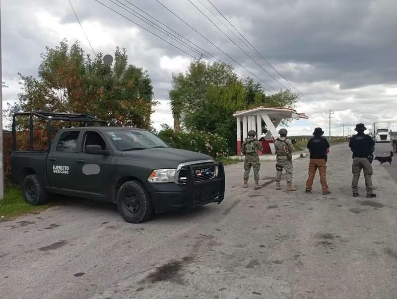 pnortemx's tweet photo. GABINETE DE SEGURIDAD CONFIRMA DECOMISO DE 823 KILOS DE MARIHUANA EN CARRETERA SALTILLO–ZACATECAS

Saltillo, Coahuila.– El Gabinete de Seguridad del Gobierno de México confirmó el miércoles 23 de septiembre el aseguramiento de 823 kilogramos de marihuana, realizado un día antes, el martes 22 de septiembre, sobre la carretera federal 54 Saltillo–Zacatecas.

Durante el operativo fue detenido un hombre y asegurado el vehículo utilizado para transportar el cargamento. En la acci��n participaron elementos de la Fiscalía General de la República, Secretaría de Seguridad y Protección Ciudadana, Guardia Nacional y Policía Estatal.

De acuerdo con información difundida sobre el operativo, la intervención ocurrió a la altura del kilómetro 310+419, donde autoridades revisaron un tractocamión y localizaron 103 cajas que contenían 1,582 paquetes de marihuana.

El detenido, la droga y el vehículo quedaron a disposición de la autoridad ministerial para continuar con las investigaciones y determinar la procedencia y destino del cargamento.

Fuente: Gabinete de Seguridad del Gobierno de México.

Punto Norte MX
Primero confirmar. Después informar.