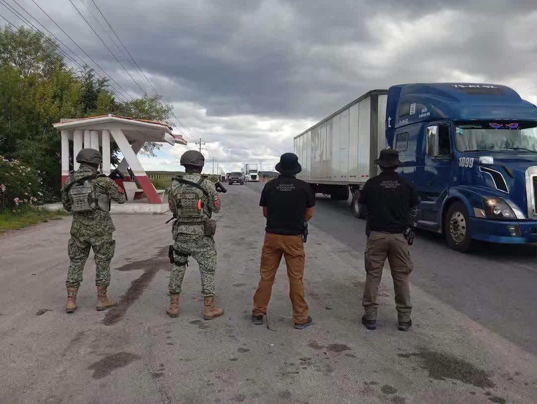 pnortemx's tweet photo. GABINETE DE SEGURIDAD CONFIRMA DECOMISO DE 823 KILOS DE MARIHUANA EN CARRETERA SALTILLO–ZACATECAS

Saltillo, Coahuila.– El Gabinete de Seguridad del Gobierno de México confirmó el miércoles 23 de septiembre el aseguramiento de 823 kilogramos de marihuana, realizado un día antes, el martes 22 de septiembre, sobre la carretera federal 54 Saltillo–Zacatecas.

Durante el operativo fue detenido un hombre y asegurado el vehículo utilizado para transportar el cargamento. En la acci��n participaron elementos de la Fiscalía General de la República, Secretaría de Seguridad y Protección Ciudadana, Guardia Nacional y Policía Estatal.

De acuerdo con información difundida sobre el operativo, la intervención ocurrió a la altura del kilómetro 310+419, donde autoridades revisaron un tractocamión y localizaron 103 cajas que contenían 1,582 paquetes de marihuana.

El detenido, la droga y el vehículo quedaron a disposición de la autoridad ministerial para continuar con las investigaciones y determinar la procedencia y destino del cargamento.

Fuente: Gabinete de Seguridad del Gobierno de México.

Punto Norte MX
Primero confirmar. Después informar.