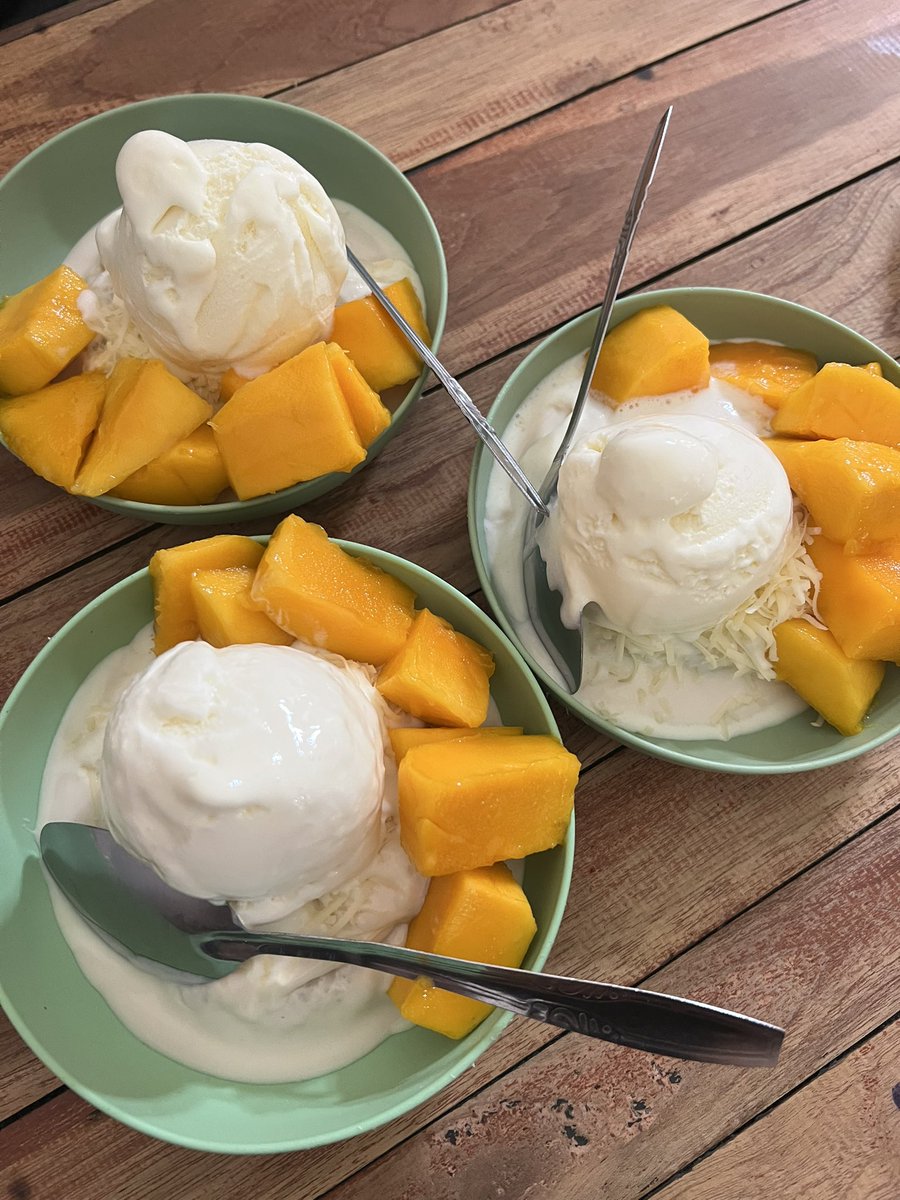 kaethepoet's tweet photo. spam tansu mangga + es krim 🤤🤤🤤 https://t.co/b5D7rm1azJ