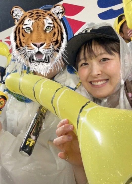 sayoko_shokoku's tweet photo. この度、結婚いたしました

相手は、一緒にいると安心できて、時には全力でふざけ合える、後天的阪神ファンです（阪神ファンを1人増やしたぞ）

阪神が昨年最速Vを果たした記念日に、婚姻届を提出しました🐯

夫婦で力を合わせ、仕事も家庭も大切に邁進してまいります。今後とも宜しくお願いいたします https://t.co/JIZT6aniTh