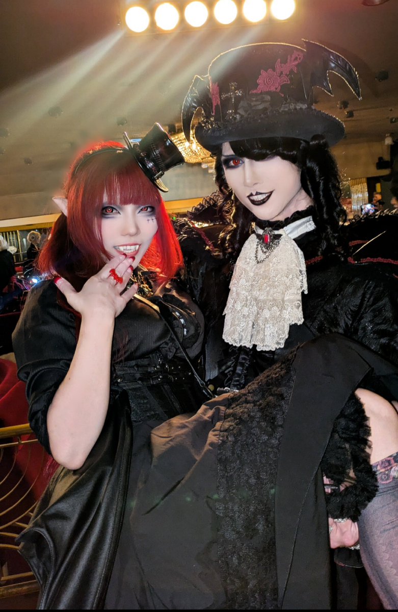 XvxoOuOoxvX's tweet photo. 𝑯𝒂𝒑𝒑𝒚 𝑽𝒂𝒎𝒑𝒊𝒓𝒆 𝑫𝒂𝒚🦇🥀

ローズ伯爵にお会いできました.✧

#ヴァンパイアの日
#ヴァンパイアダークマーケット https://t.co/j8zDcfrXN8