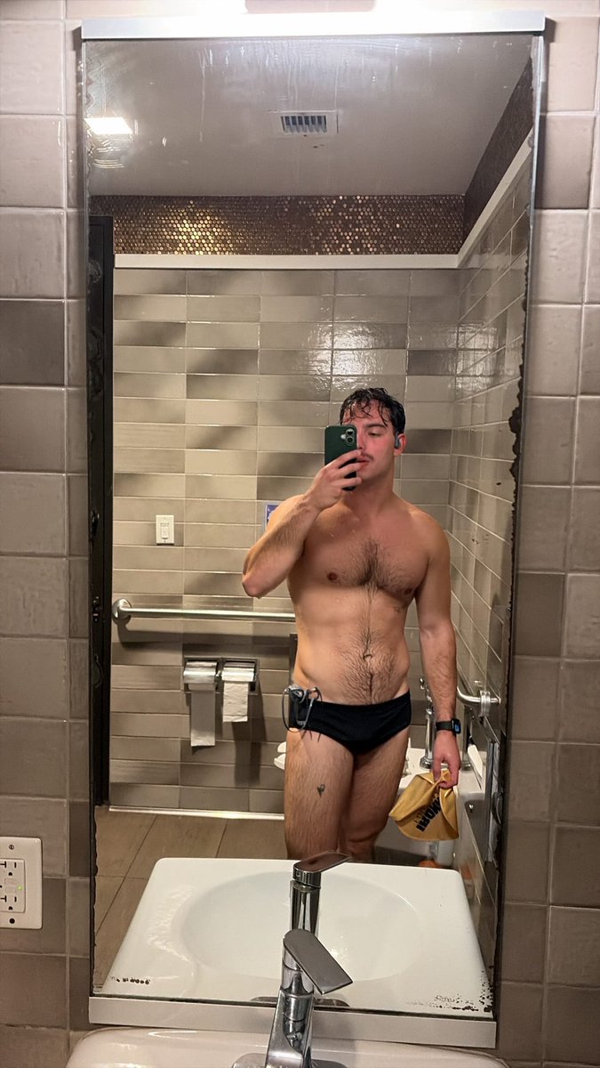 gagenstein's tweet photo. saw a hot guy on the timeline and had to do some cardio https://t.co/KvKMkOn49L
