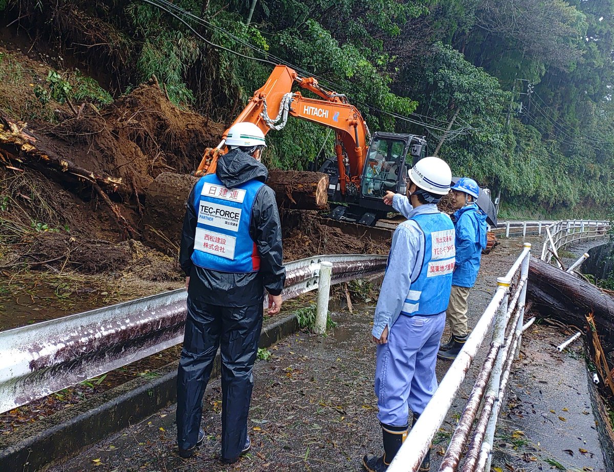 mlit_kanto_road's tweet photo. 【#台風25号 被害に伴う対応】 
千葉県内で停電が長期化しています。TEC-FORCEは日本建設業連合会と共に、袖ヶ浦市などで、停電の原因となっている道路被災箇所の道路啓開に着手しています。 早期の停電の解消に向け取り組んでいきます。 
#国土交通省 #関東地方整備局 https://t.co/qw2OZdV8KU